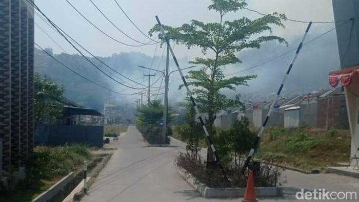 Kepulan asap kala kebakaran landa gunung Andai, Kabupaten Bandung