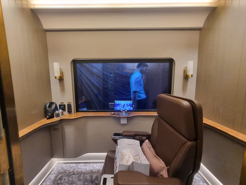 Penampakan Kereta Suite Class Compartment