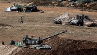 Pengerahan tank-tank tersebut di tengah kekhawatiran akan meluasnya konflik, menyusul penembakan Israel di Lebanon yang menewaskan sedikitnya tiga militan Hizbullah pada Senin (9/10).