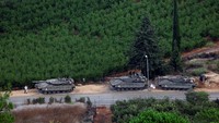 Tank-tank Israel terlihat di dekat perbatasan Israel dengan Lebanon, saat ketegangan meningkat antara kedua negara, di Israel utara, Selasa (10/10/2023). REUTERS/Lisi Niesner  