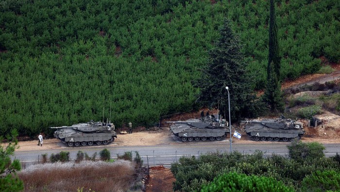 Ketegangan Meningkat, Tank-tank Israel Dikerahkan ke Perbatasan Lebanon Israeli tanks are seen near Israel's border with Lebanon, as tension mounts between the two countries, in northern Israel, October 10, 2023. REUTERS/Lisi Niesner
