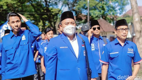 Buntaran (tengah) saat mengenakan jas Partai Amanat Nasional (PAN) beberapa waktu yang lalu.