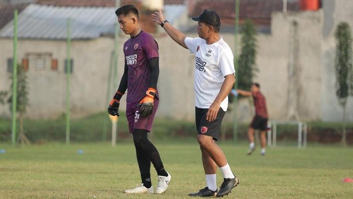 Kiper PSM Makassar Reza Arya Pratama dan pelatihnya Alan Haviluddin.