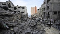 Militer Israel melancarkan setidaknya dua serangan udara di Jalur Gaza pada Sabtu (7/10/2023) lalu. AP Photo/Adel Hana.
