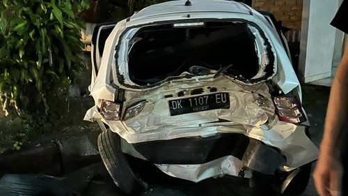 Kondisi mobil Toyota Suzuki Ignis setelah tabrakan beruntun di di Jalan Raya Singaraja - Denpasar, depan Bale Banjar Pande, Mengwi, Badung, Bali. (dok. Polres Badung)