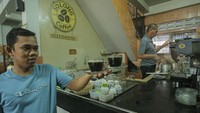 Warung kopi Solong didirikan pada 1974 oleh Muhammad Saman atau akrab disapa Abu Solong dan kini dikelola generasi kedua. 