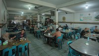 Warung kopi ini tetap menyajikan kopi robusta khas Aceh secara tradisional untuk wisatawan lokal maupun mancanegara.  