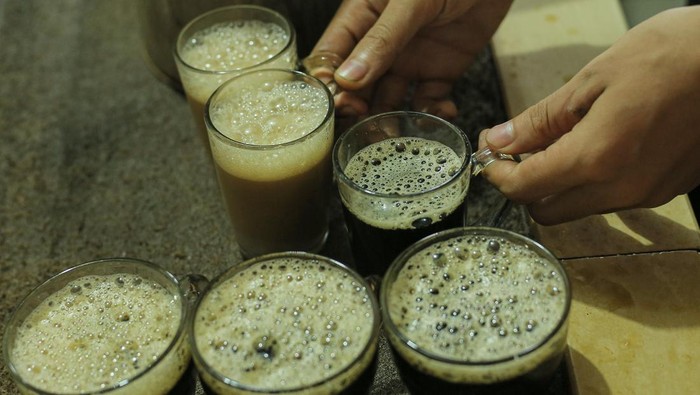 Seorang pekerja di warung kopi Solong menyaring kopi untuk disajikan kepada pengunjung di kawasan Ulee Kareng, Banda Aceh, Aceh, Senin (9/10/2023). Warung kopi Solong didirikan pada 1974 oleh Muhammad Saman atau akrab disapa Abu Solong dan kini dikelola generasi kedua dengan tetap menyajikan kopi robusta khas Aceh secara tradisional untuk wisatawan lokal maupun mancanegara. ANTARA FOTO/Khalis Surry/nz