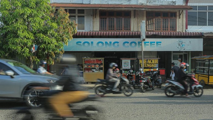 Kongkow di Warung Kopi Solong, Kedai Favorit Orang Aceh Seorang pekerja di warung kopi Solong menyaring kopi untuk disajikan kepada pengunjung di kawasan Ulee Kareng, Banda Aceh, Aceh, Senin (9/10/2023). Warung kopi Solong didirikan pada 1974 oleh Muhammad Saman atau akrab disapa Abu Solong dan kini dikelola generasi kedua dengan tetap menyajikan kopi robusta khas Aceh secara tradisional untuk wisatawan lokal maupun mancanegara. ANTARA FOTO/Khalis Surry/nz
