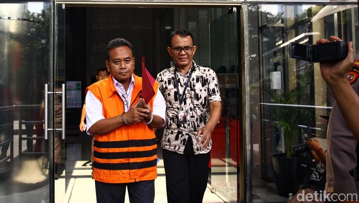 KPK Dalami Kasus Korupsi Pembangunan Gereja di Mimika Penyidik KPK terus mendalami kasus korupsi pembangunan Gereja Kingmi Mile 32 di Mimika Papua. Salah satu tersangka Totok Suharto selesai diperiksa.
