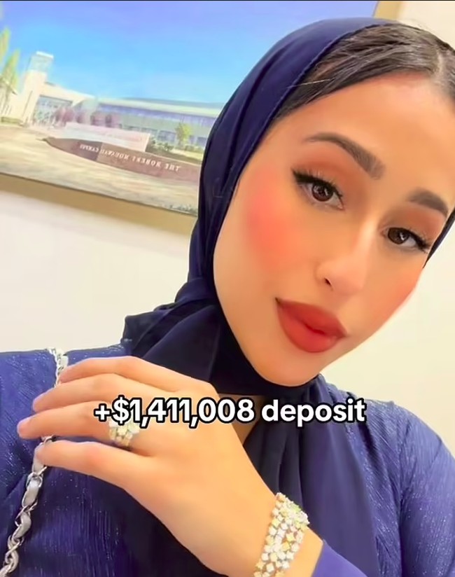 Linda menulis, Miliuner yang tidak punya gelar lebih baik dari yang bergelar selagi menunjukkan kunjungan ke kebun binatang pribadi di mana seekor cheetah duduk di kaki suaminya. Foto: TikTok Linda Andrade