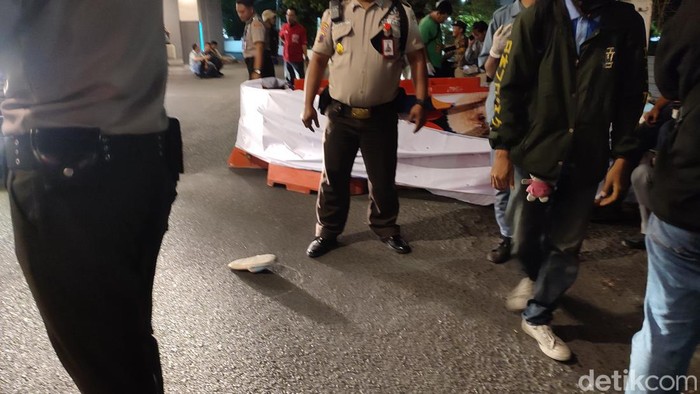 Petugas saat melakukan olah TKP tewasnya mahasiswi di Mal Paragon Semarang, Selasa (10/10/2023).
