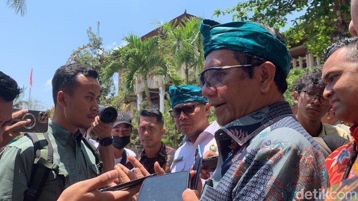 Mahfud MD ketika ditanya sejumlah wartawan seusai mengisi kuliah umum di Unud Jimbaran, Selasa (10/10/2023).