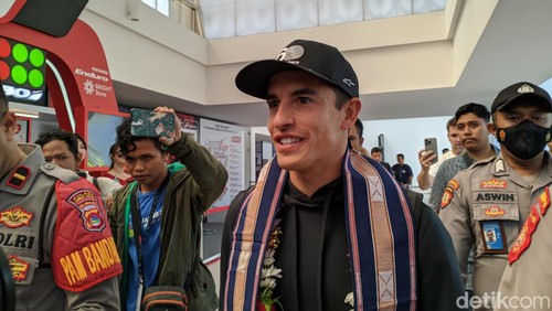 Pebalap Repsol Honda Marc Marquez tiba di Bandara Internasional Lombok, Selasa (9/10/2023)