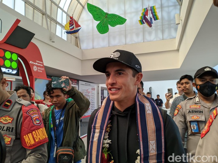 Pebalap Repsol Honda Marc Marquez tiba di Bandara Internasional Lombok, Selasa (10/10/2023)