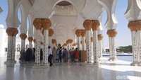 Salah satu spot di masjid yang ikonik. Tiang-tiangnya berwarna putih dengan kombinasi emas dan dilukis bunga berwarna. Foto: Lusiana Mustinda/detikHikmah