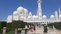 Pada (06/10/2023) jamaah umrah dari NRA tour and travel mengunjungi masjid Sheikh Zayed di Abu Dhabi sekaligus melaksanakan sholat Jumat. Foto: Lusiana Mustinda/detikHikmah