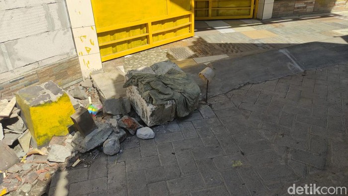 Masriah kembali berulah buang sampah di akses jalan menuju rumah Wiwik