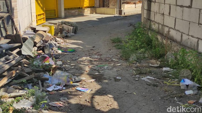 Masriah kembali berulah buang sampah di akses jalan menuju rumah Wiwik