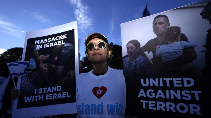 Tidak hanya massa pro-Palestina turun ke jalan di tengah memanasnya konflik Israel dengan Hamas. Massa pro-Israel pun juga menggelar aksi di sejumlah negara, Senin (9/10).