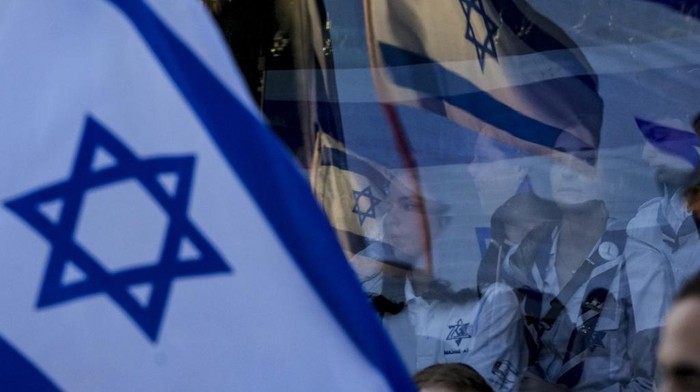 Tidak hanya massa pro-Palestina turun ke jalan di tengah memanasnya konflik Israel dengan Hamas. Massa pro-Israel pun juga menggelar aksi di sejumlah negara, Senin (9/10).