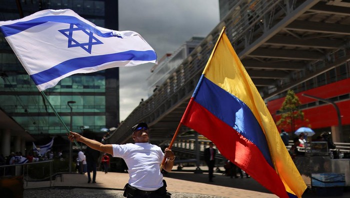 Massa Pro-Israel Juga Gelar Aksi di Sejumlah Negara Tidak hanya massa pro-Palestina turun ke jalan di tengah memanasnya konflik Israel dengan Hamas. Massa pro-Israel pun juga menggelar aksi di sejumlah negara, Senin (9/10).