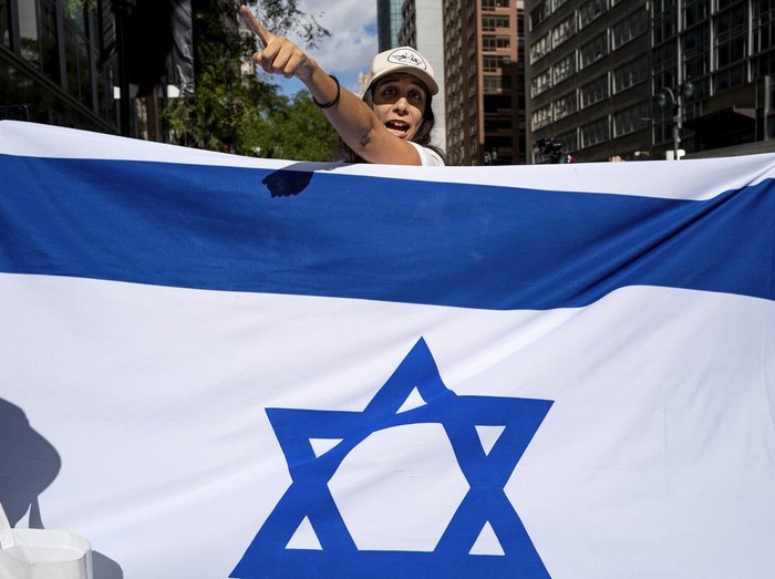 Tidak hanya massa pro-Palestina turun ke jalan di tengah memanasnya konflik Israel dengan Hamas. Massa pro-Israel pun juga menggelar aksi di sejumlah negara, Senin (9/10).