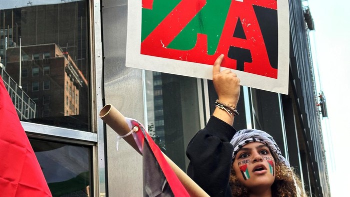 Massa pendukung Palestina menggelar aksi di Konsulat Jenderal Israel, New York, AS, Senin (9/10) waktu setempat. Aksi digelar di tengah memanasnya konflik Israel-Hamas.