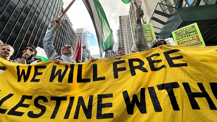 Massa pendukung Palestina menggelar aksi di Konsulat Jenderal Israel, New York, AS, Senin (9/10) waktu setempat. Aksi digelar di tengah memanasnya konflik Israel-Hamas.