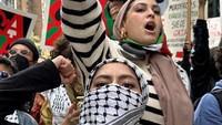 Massa meneriakkan yel-yel dukungan untuk Palestina. 
