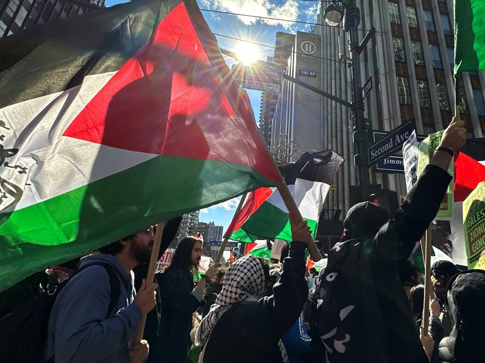 Massa pendukung Palestina menggelar aksi di Konsulat Jenderal Israel, New York, AS, Senin (9/10) waktu setempat. Aksi digelar di tengah memanasnya konflik Israel-Hamas.