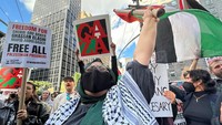 Massa melakukan aksi di seberang Konsulat Jenderal Israel, New York, AS. 