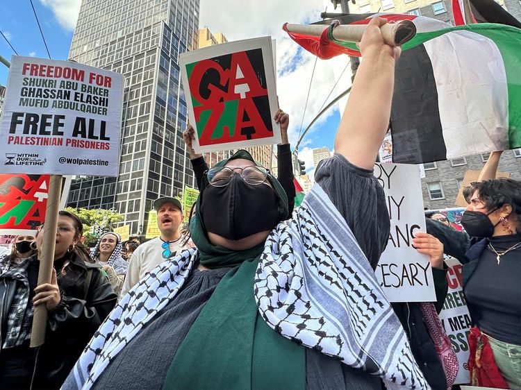 Massa Pro-Palestina Demo Konsulat Jenderal Israel di New York