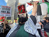 Massa Pro-Palestina Demo Konsulat Jenderal Israel di New York