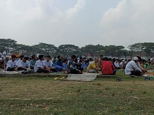 Ribuan Warga Gelar Salat Istisqa Memohon Hujan Padamkan Kebakaran Lawu