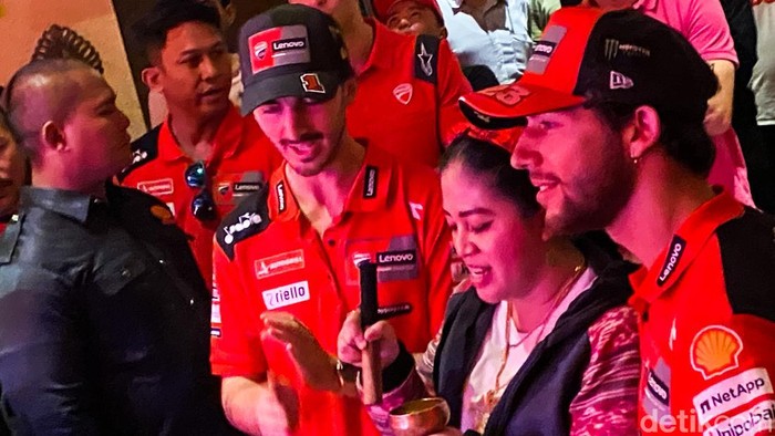 Tim Ducati Corse, Francesco Bagnaia dan Enea Bastianini menyapa penggemar MotoGP di Jakarta. Rara, sang pawang hujan MotoGP 2022 ternyata ikut hadir dalam acara meet and greet Tim Ducati Corse tersebut.