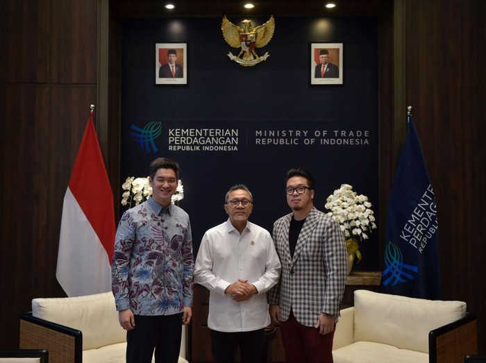 Mendag Zulkifli Hasan bersama pemilik Batik Wolter Abel Hesed.