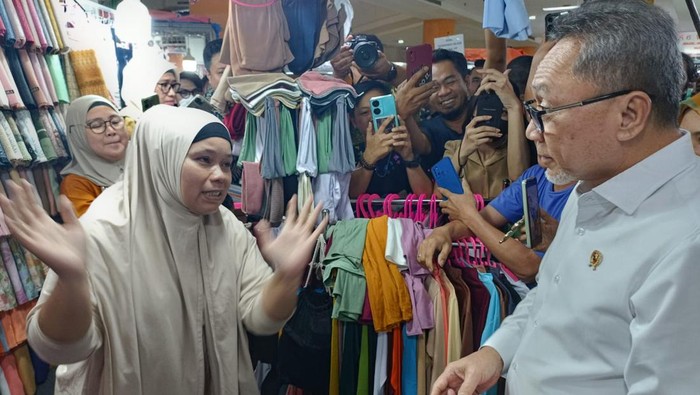 Menteri Perdagangan Zulkifli Hasan melakukan kunjungan ke ITC Cempaka Mas
