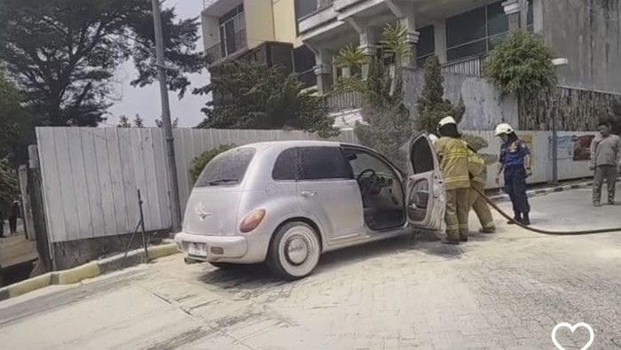 Mobil Chrysler PT Cruiser terbakar di pom bensin Bintaro