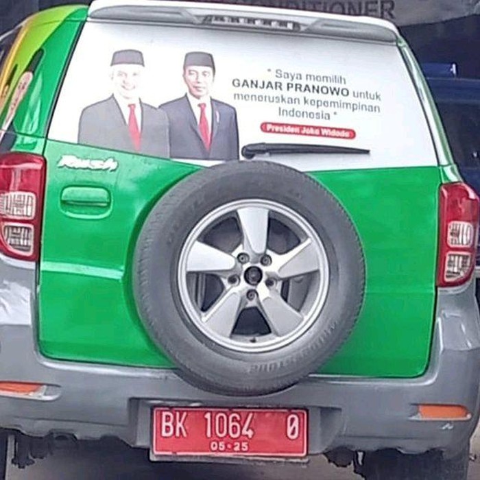 Mobil dinas Pemkab Batu Bara dipasangi stiker Jokowi dan Ganjar Pranowo. (Istimewa)