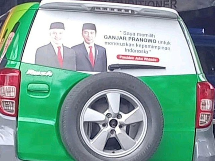 Mobil dinas Pemkab Batu Bara dipasangi stiker Jokowi dan Ganjar Pranowo. (Istimewa)