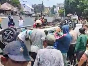 Avanza Ditumpangi 3 WN Belgia Terbalik di Besuki Situbondo