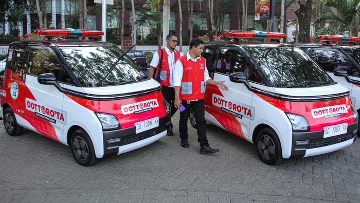Mobil listrik Dottorota untuk layanan kesehatan di Makassar Tenaga medis melihat interior mobil listrik Dottorota saat penyerahan secara simbolis di Anjungan Pantai Losari Makassar, Sulawesi Selatan, Selasa (10/10/2023). Pemerintah Kota Makassar menyiapkan 47 unit mobil listrik Dottorota yang dilengkapi dengan fasilitas tabung oksigen dan monitor pemeriksaan jantung yang akan disebar ke seluruh puskesmas guna mendukung pelayanan kesehatan kepada warga (home care). ANTARA FOTO/Arnas Padda/tom.