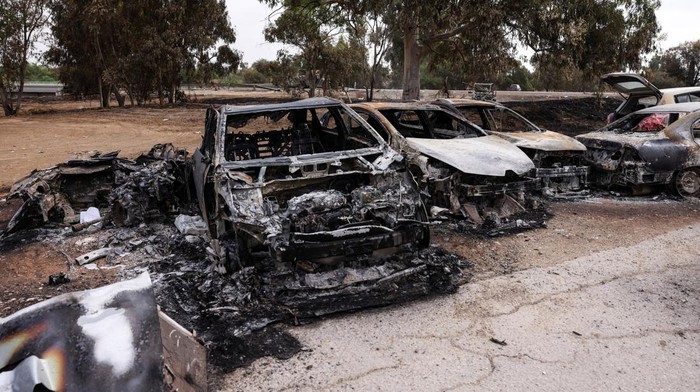Mobil-mobil di Israel Hancur Terkena Roket Hamas Israeli soldiers inspect burnt cars that are abandoned in a carpark near where a festival was held before an attack by Hamas gunmen from Gaza that left at least 260 people dead, by Israel's border with Gaza in southern Israel, October 10, 2023. REUTERS/Ronen Zvulun