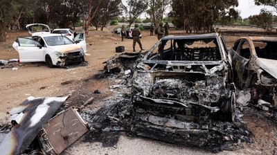 Mobil-mobil di Israel Hancur Terkena Roket Hamas
