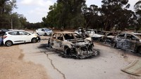 Sejumlah tentara Israel memeriksa kondisi mobil yang hancur dalam serangan Hamas. Jumlah korban tewas akibat serangan Hamas di Israel sejauh ini dilaporkan bertambah menjadi sedikitnya 800 orang, dengan lebih dari 2.200 orang lainnya mengalami luka-luka.