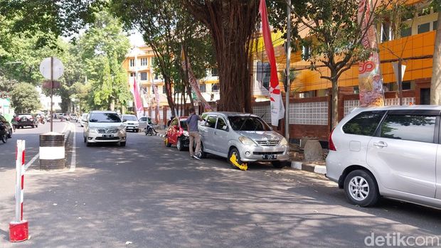 mobil parkir sembarangan di kota malang digembok
