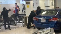 Petugas penegak hukum menembak mati pengemudi kendaraan yang menerobos konsulat China di San Francisco. Pengemudi itu dilaporkan membawa masuk kendaraanya ke lobi gedung dan masuk ke dalam ruangan kantor. (Sergii/via REUTERS)