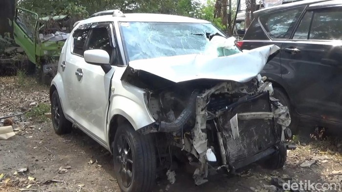 Mobil yang mengalami kecelakaan di Tol Cipularang, Selasa (10/10/2023).