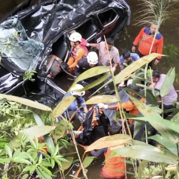 Mobil yang terperosok ke jurang di Fly Over Kelok 9. (Foto: Dok Basarnas)